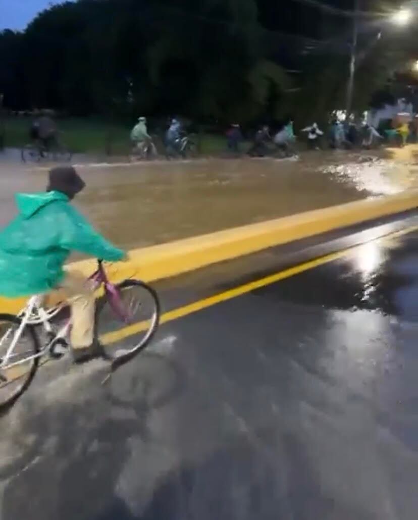 Por las inundaciones, recomendaron a los usuarios tomar rutas alternas para prevenir accidentes. Foto: cortesía.