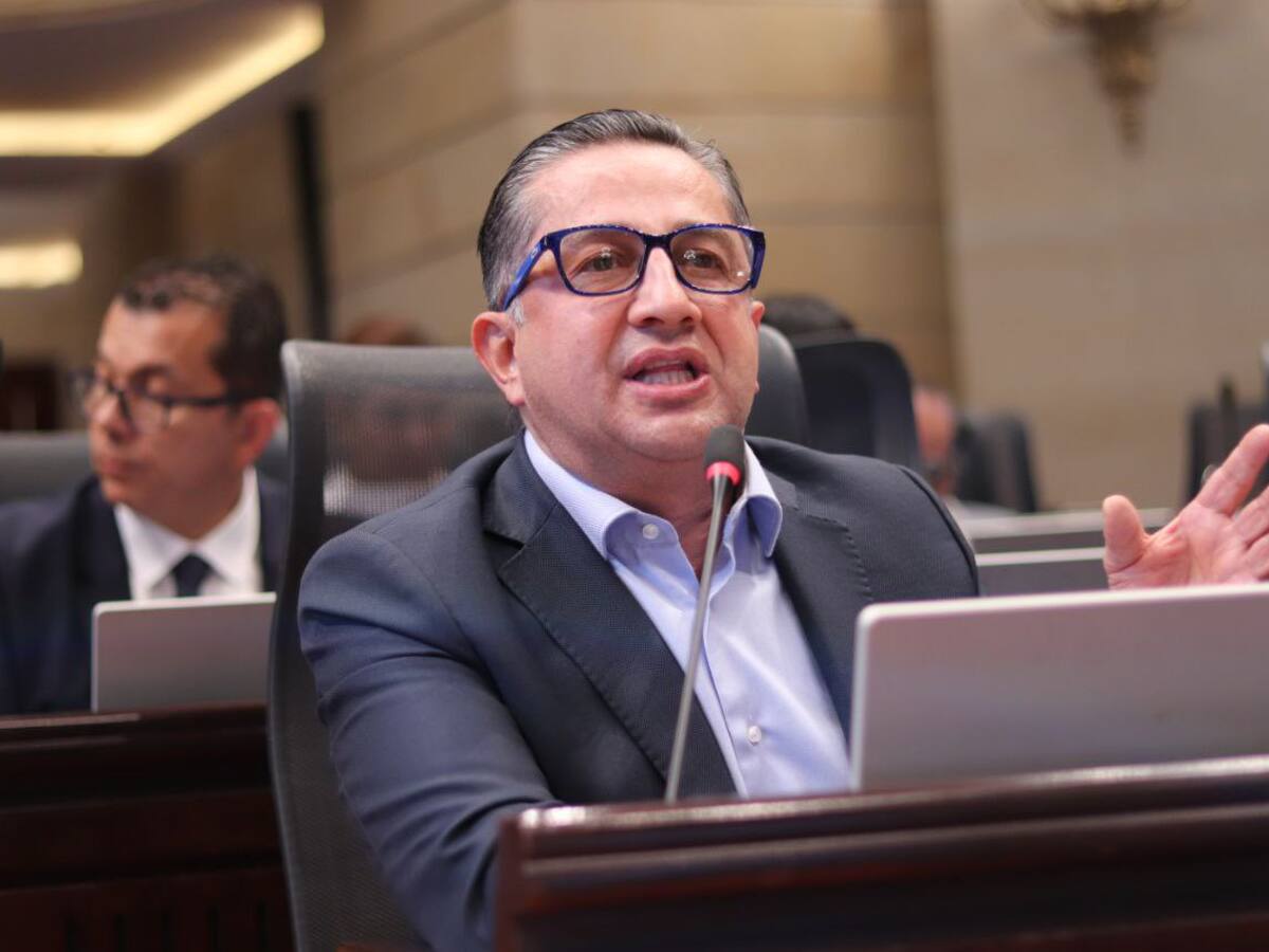 Representante Triana critica ley de sometimiento por devolver 12% de fortunas ilícitas a criminales