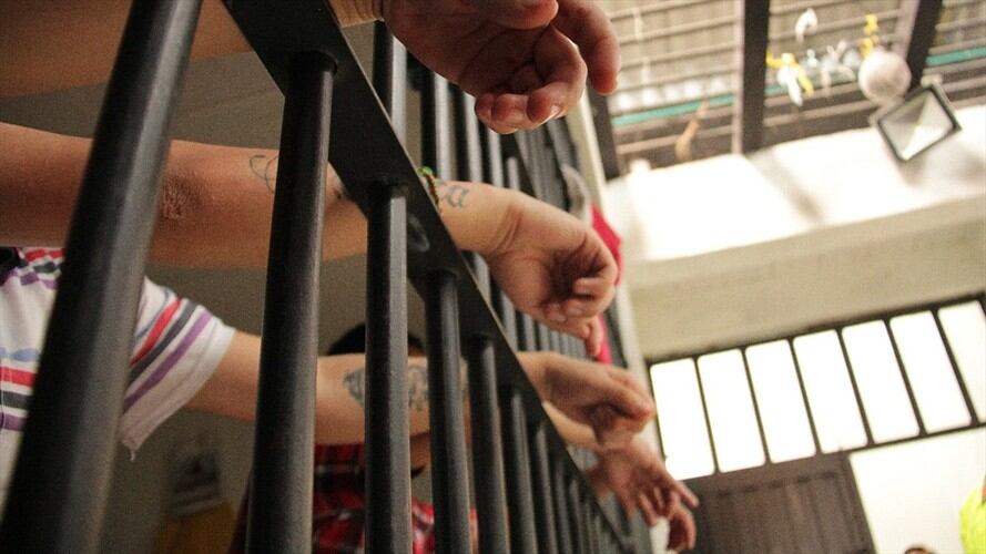 Detenidos se salen por rejilla. Foto: Colprensa