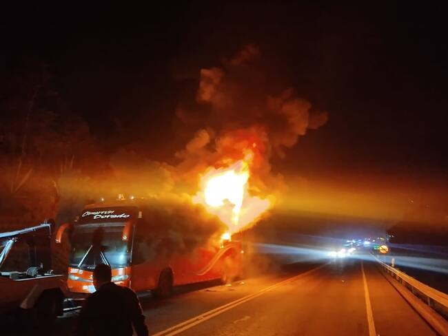 Incendio de bus en el km 19 de la Vía al Llano provoca cierre total; bomberos y Coviandina atienden