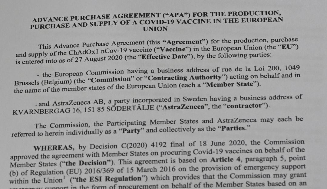 Una de las primeras páginas del documento en el que se estipula el compromiso de AstraZeneca para entregar vacunas anticoronavirus a la Unión Europea. 