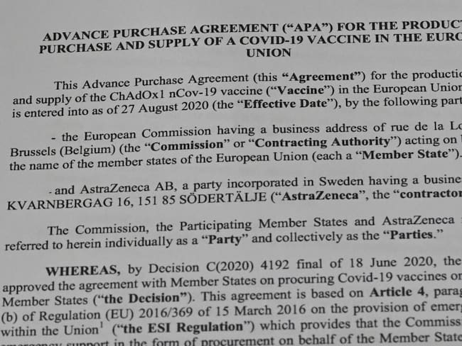 Una de las primeras páginas del documento en el que se estipula el compromiso de AstraZeneca para entregar vacunas anticoronavirus a la Unión Europea. 