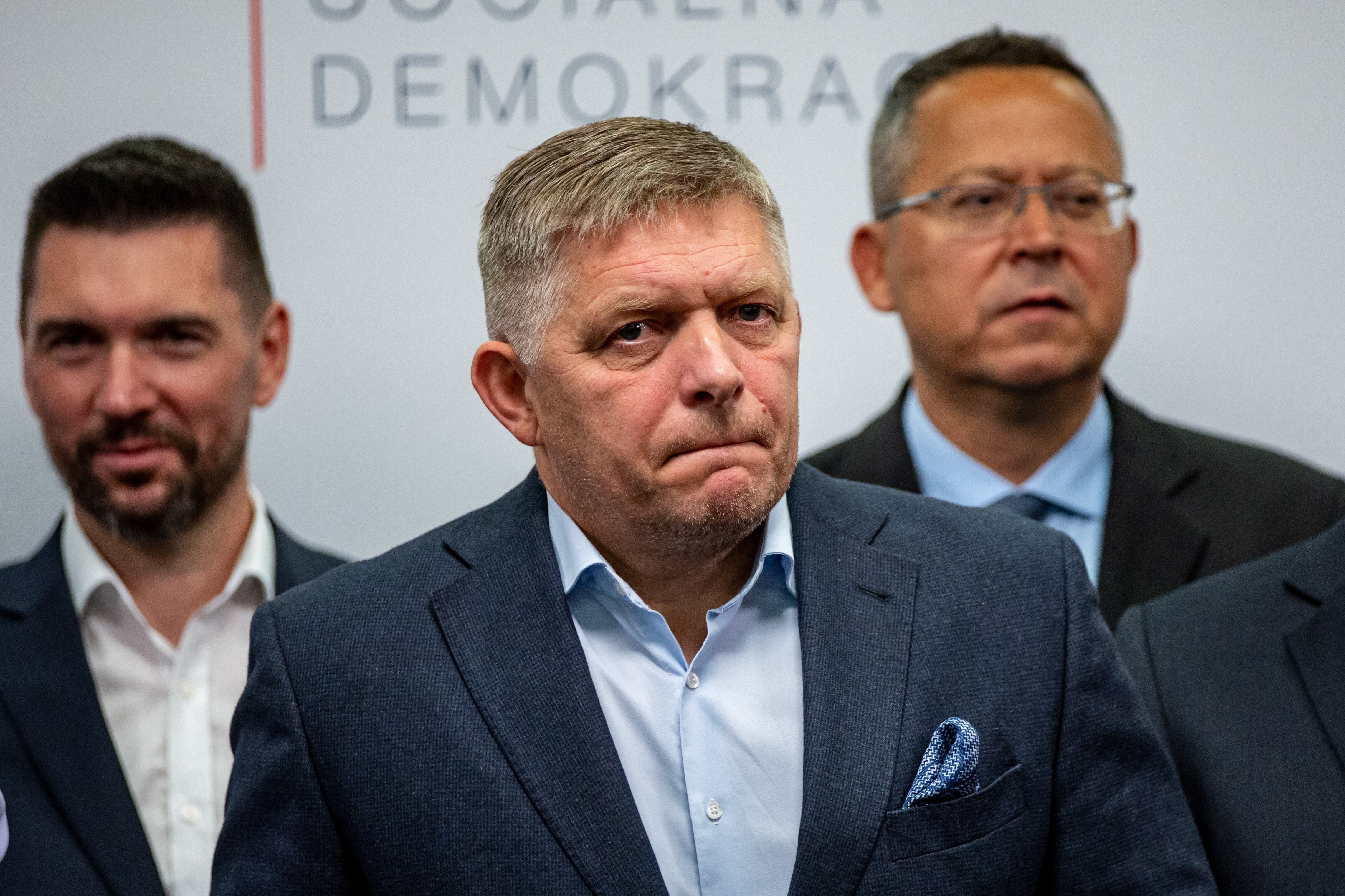 Bratislava (Slovakia (slovak Republic)), 01/10/2023.- Slovak former Prime Minister and chairman of the Smer-SD party Robert Fico (C) talks to media after Slovakia's parliamentary elections at party's headquarters in Bratislava, Slovakia, 01 October 2023. According to official results, Smer-SD party with leader Robert Fico won the parliamentary elections with almost 23 percent. Progresivne Slovensko party (Progressive Slovakia) ended up behind him, with almost 18 percent. (Elecciones, Eslovaquia) EFE/EPA/MARTIN DIVISEK