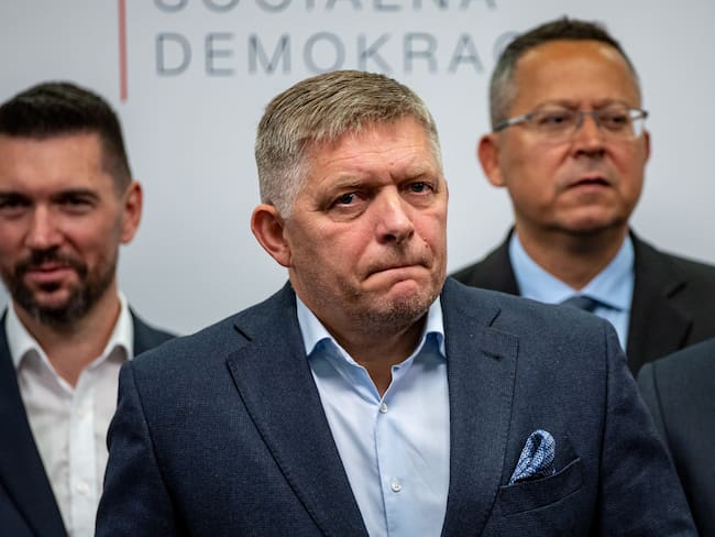 Bratislava (Slovakia (slovak Republic)), 01/10/2023.- Slovak former Prime Minister and chairman of the Smer-SD party Robert Fico (C) talks to media after Slovakia&#039;s parliamentary elections at party&#039;s headquarters in Bratislava, Slovakia, 01 October 2023. According to official results, Smer-SD party with leader Robert Fico won the parliamentary elections with almost 23 percent. Progresivne Slovensko party (Progressive Slovakia) ended up behind him, with almost 18 percent. (Elecciones, Eslovaquia) EFE/EPA/MARTIN DIVISEK