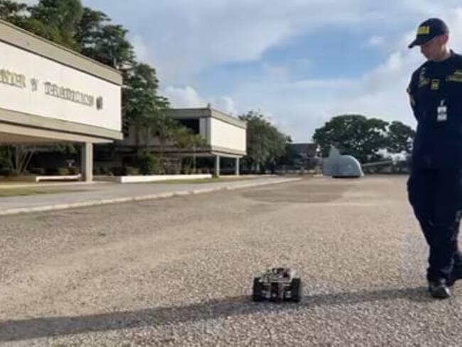 Oficiales de Escuela Naval desarrollaron un vehículo con sistema de control táctico