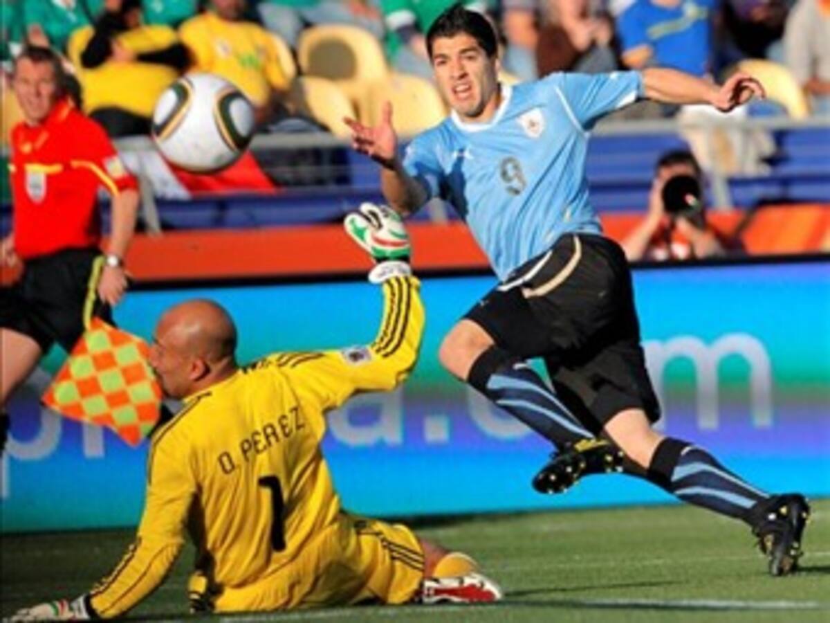 Uruguay vence 1-0 a México y los dos clasifican a octavos. Eliminado el local Sudáfrica