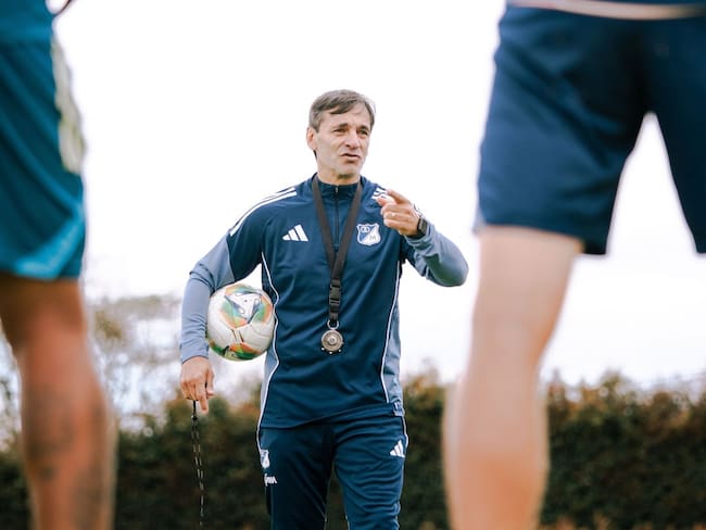 Fabian Bustos, DT de Millonarios, en sus primeros entrenamientos con el equipo / Twitter: @MillosFCOficial.