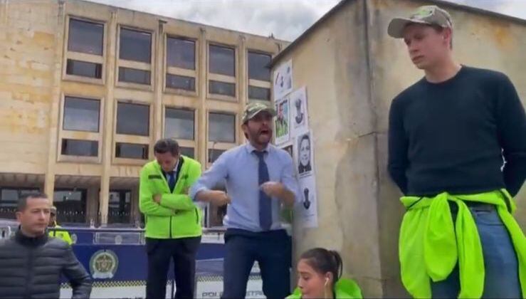 El congresista del Centro Democrático @JjUscategui protestó ante la Casa de Nariño (Tomado de Twitter)