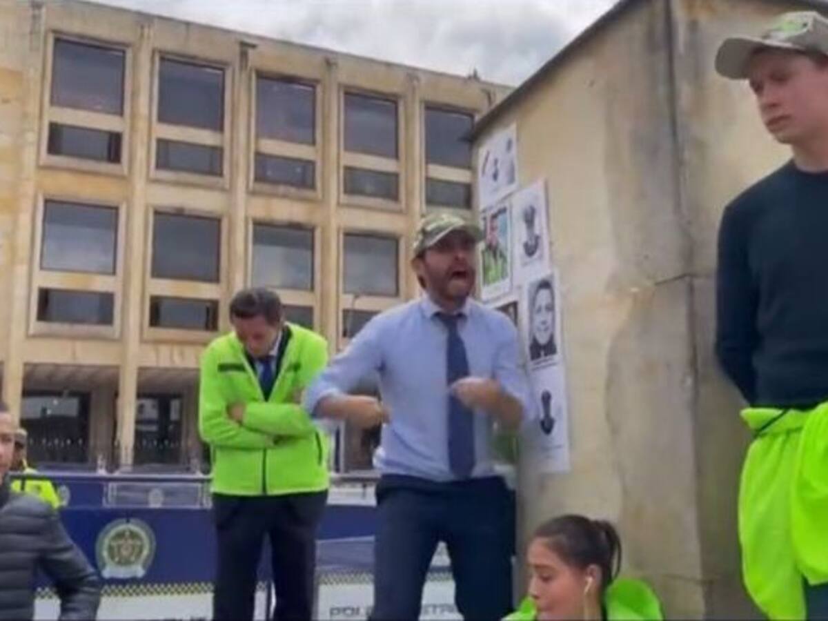 “De aquí me sacan amarrado”: uribista protesta antes de la movilización del Gobierno