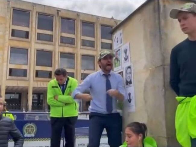 El congresista del Centro Democrático @JjUscategui protestó ante la Casa de Nariño (Tomado de Twitter)