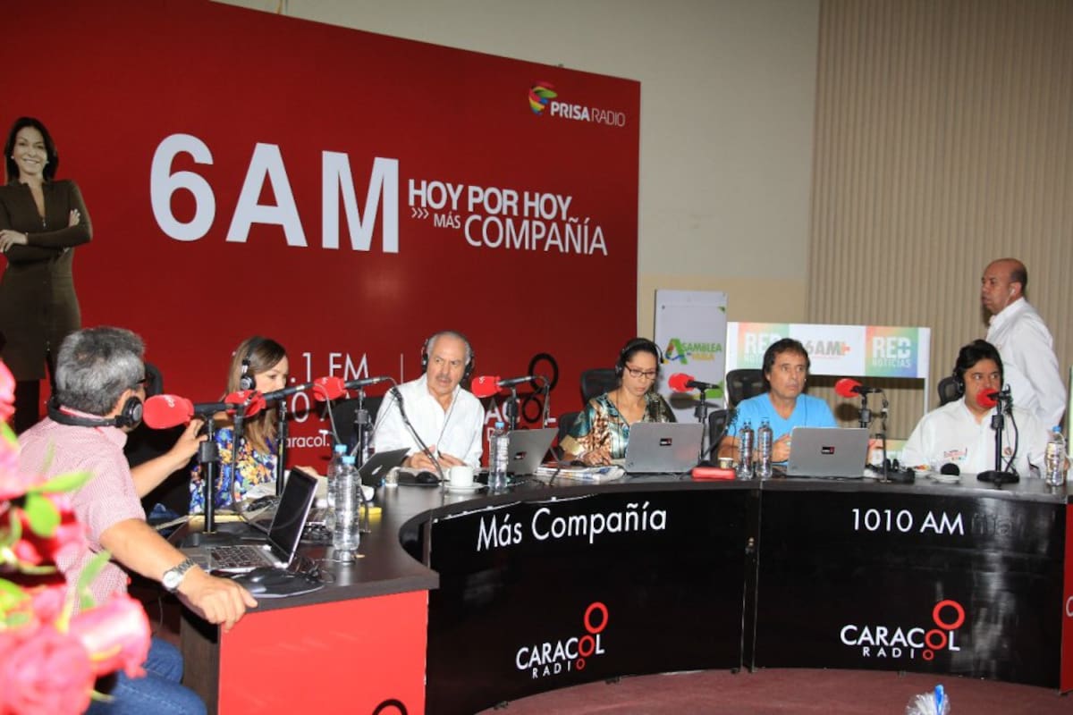 Darío Arizmendi, Darcy Quinn, Erika Fontalvo, César Augusto Londoño y Patricia Pardo realizan el programa desde el salón Rodrigo Lara Bonilla, en la sede de la Asamblea del Huila, donde don acogidos por los huilenses encabezados por el director local Marco Fidel Yukumá y sus periodistas Julio Díaz Sánchez y Gelitza Jiménez. La nota de humor está a cargo de Risaloca, el popular initegrante de La Luciérnaga.