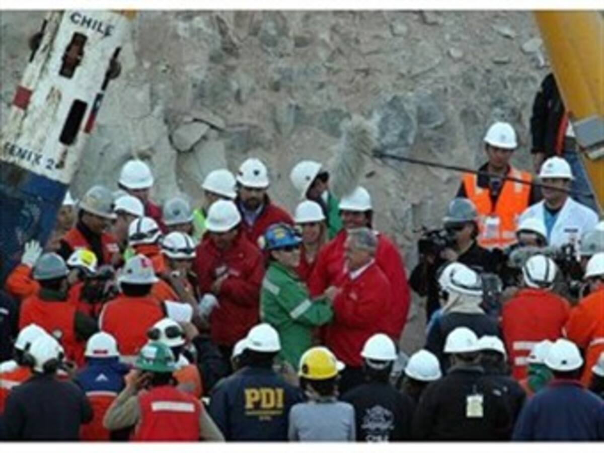 China dona a Chile estatua en conmemoración de la epopeya de los 33 mineros