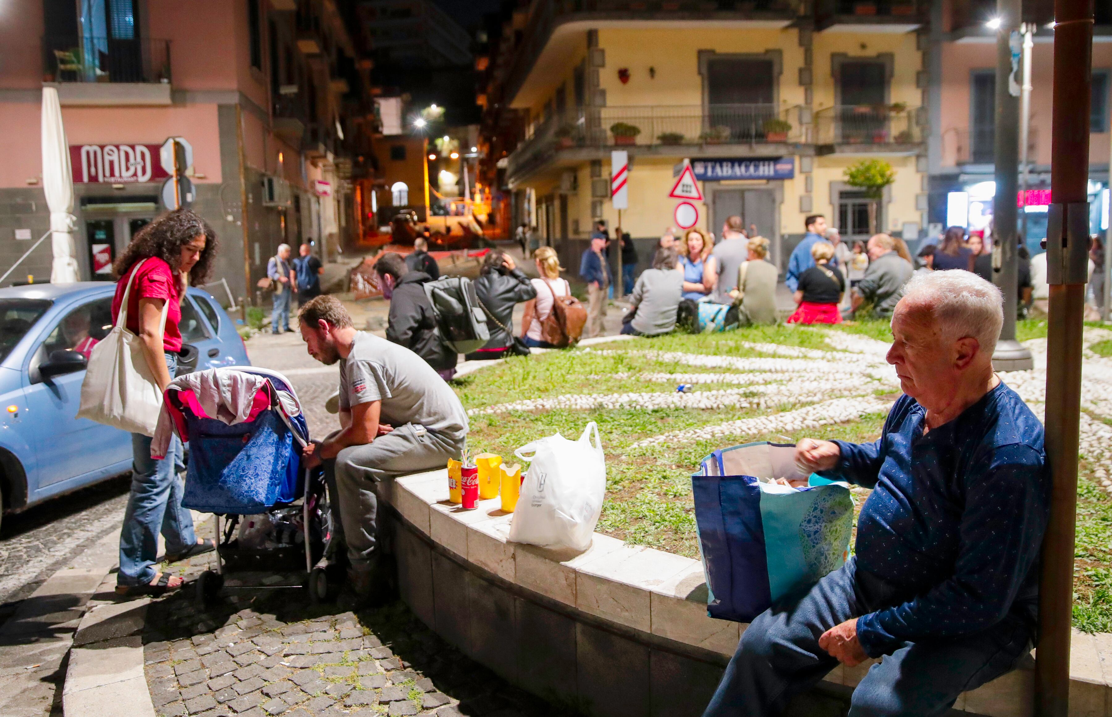 Italianos en puntos de re-encuentro tras los terremotos registrados en Nápoles.
(Foto: Salvatore Laporta/KONTROLAB/LightRocket via Getty Images)
