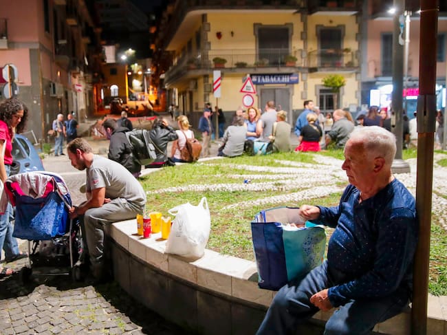 Italianos en puntos de re-encuentro tras los terremotos registrados en Nápoles.
(Foto: Salvatore Laporta/KONTROLAB/LightRocket via Getty Images)