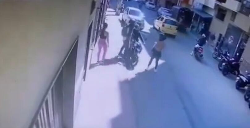 El hurto quedó registrado en las cámaras de seguridad del sector La Locería de Caldas, Antioquia. Foto: Denuncias Antioquia.