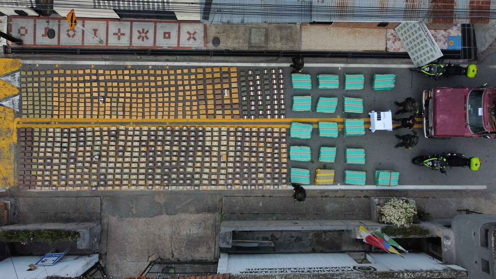 Más de 1,6 toneladas de marihuana fueron incautadas en un camión que transitaba por la vía Garzón–Neiva, ocultas entre semillas de piña.