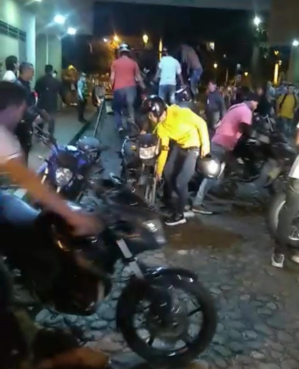 Enfurecidos motociclistas bajaron sus motos de la grúa.