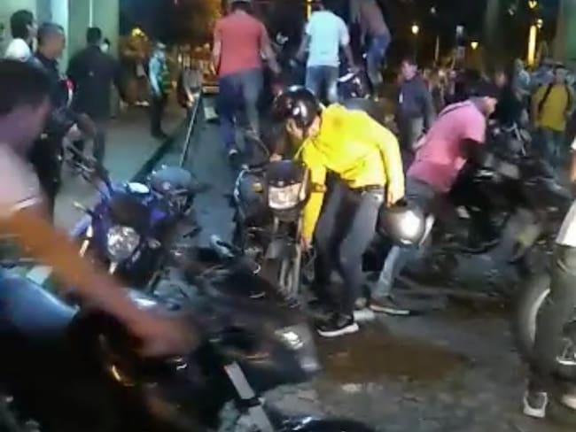 Enfurecidos motociclistas bajaron sus motos de la grúa.