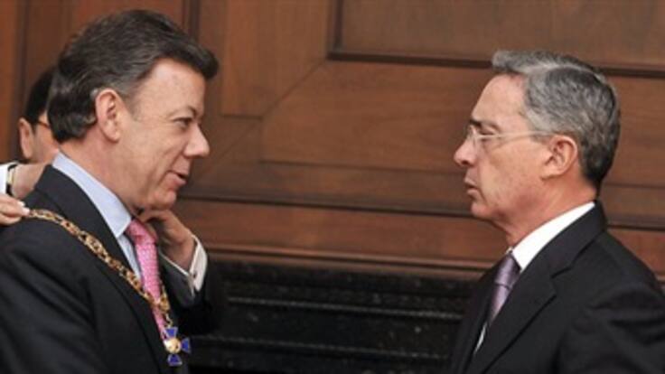 Debate sobre presencia guerrillera en Venezuela confirma distancia entre Santos y Uribe: Benedetti