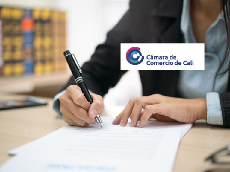 Logo de la Cámara de Comercio de Cali y persona firmando un contrato (Fotos vía Getty Images y sitio web de laCámara de Comercio de Cali)