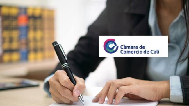Logo de la Cámara de Comercio de Cali y persona firmando un contrato (Fotos vía Getty Images y sitio web de laCámara de Comercio de Cali)