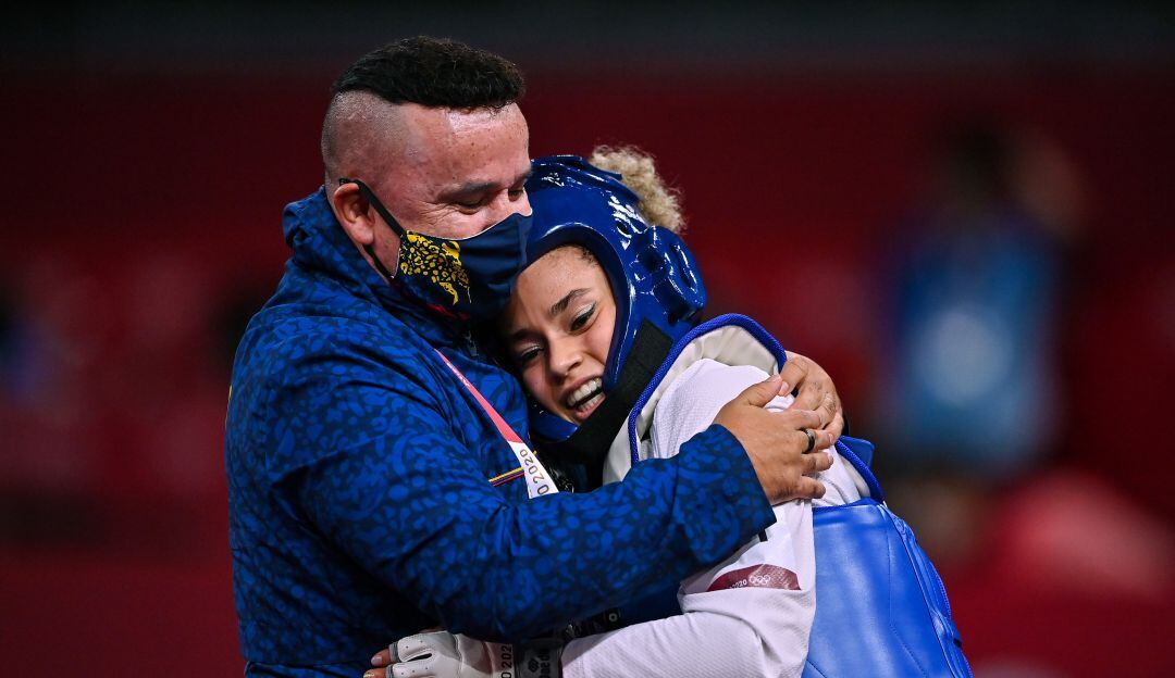 Andrea Ramírez con su entrenador René Forero en los Juegos Olímpicos de Tokio 2020