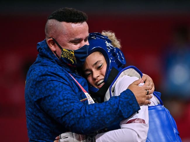 Andrea Ramírez con su entrenador René Forero en los Juegos Olímpicos de Tokio 2020