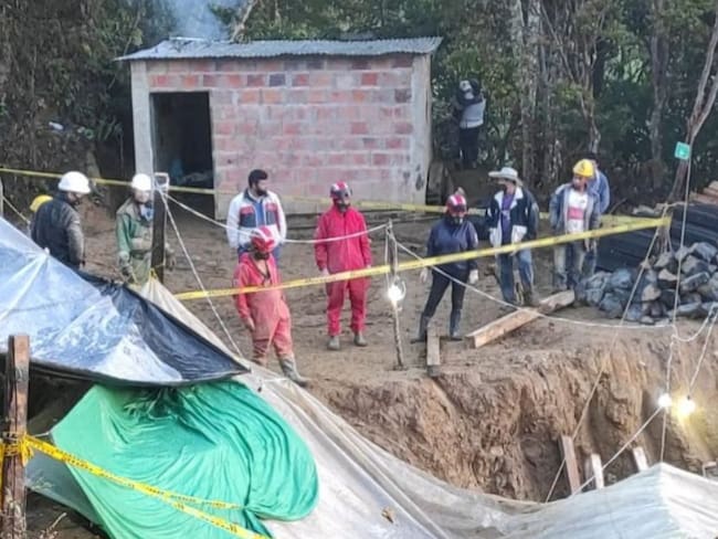 Rescatan cuerpo de trabajador tras derrumbe en mina