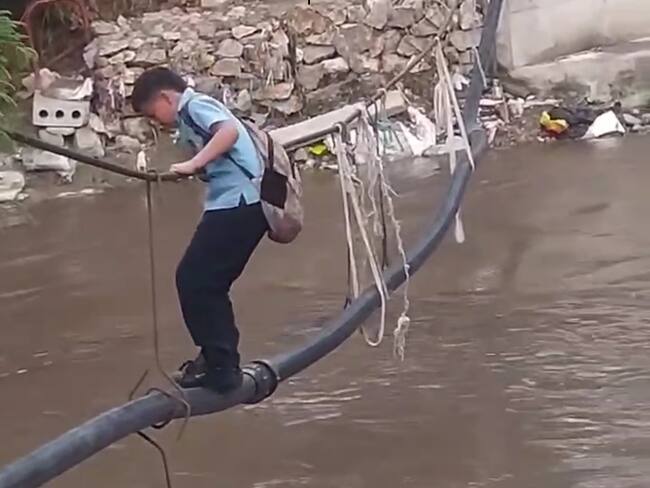En un barrio de Santa Marta, más de 70 niños arriesgan su vida por no contar con puente