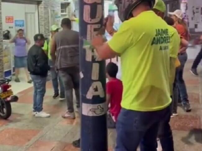 Alcalde electo de Bucaramanga trabaja en la limpieza de la publicidad política