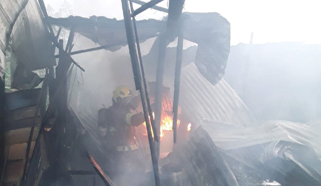 Siete viviendas incineradas tras un incendio al oriente de Cali