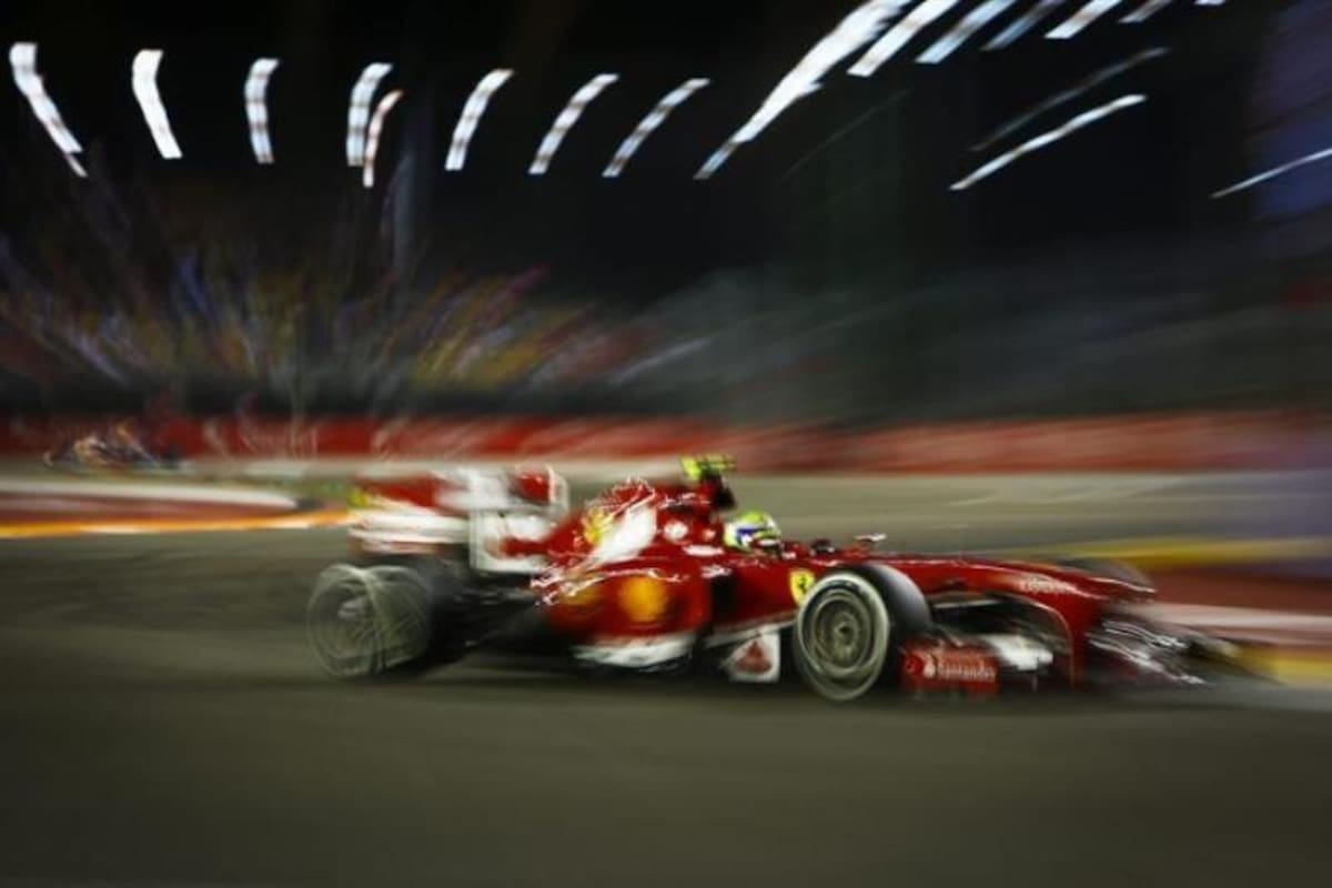 El líder del Mundial de pilotos, Sebastián Vettel fue el más rápido de la segunda tanda de prácticas. Mark Webber lo escoltó. En la primera sesión, Lewis Hamilton había hecho el mejor tiempo.