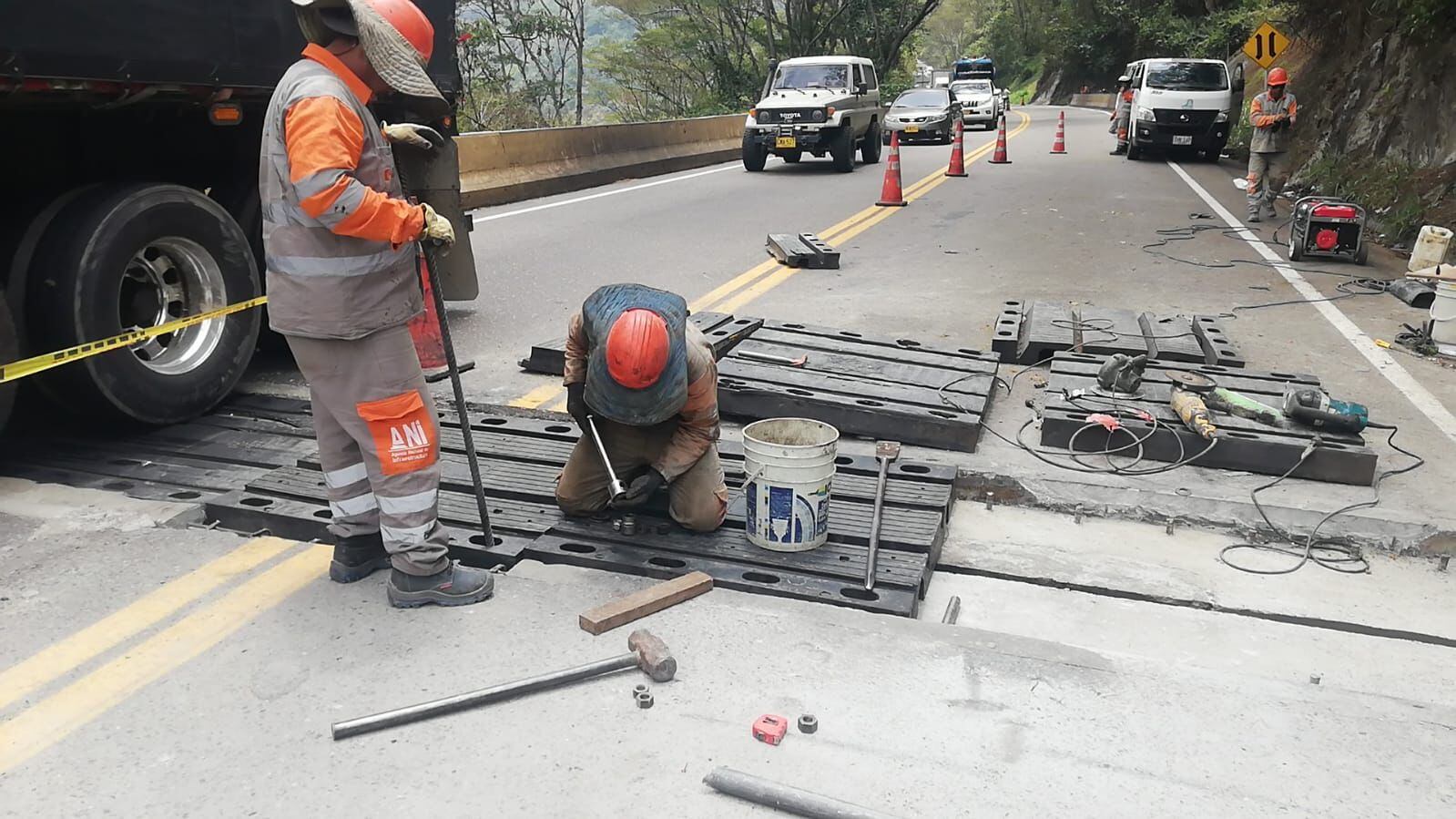 Labores de cambio de juntas en el viaducto El Tigre entre Ibagué y Cajamarca, Tolima