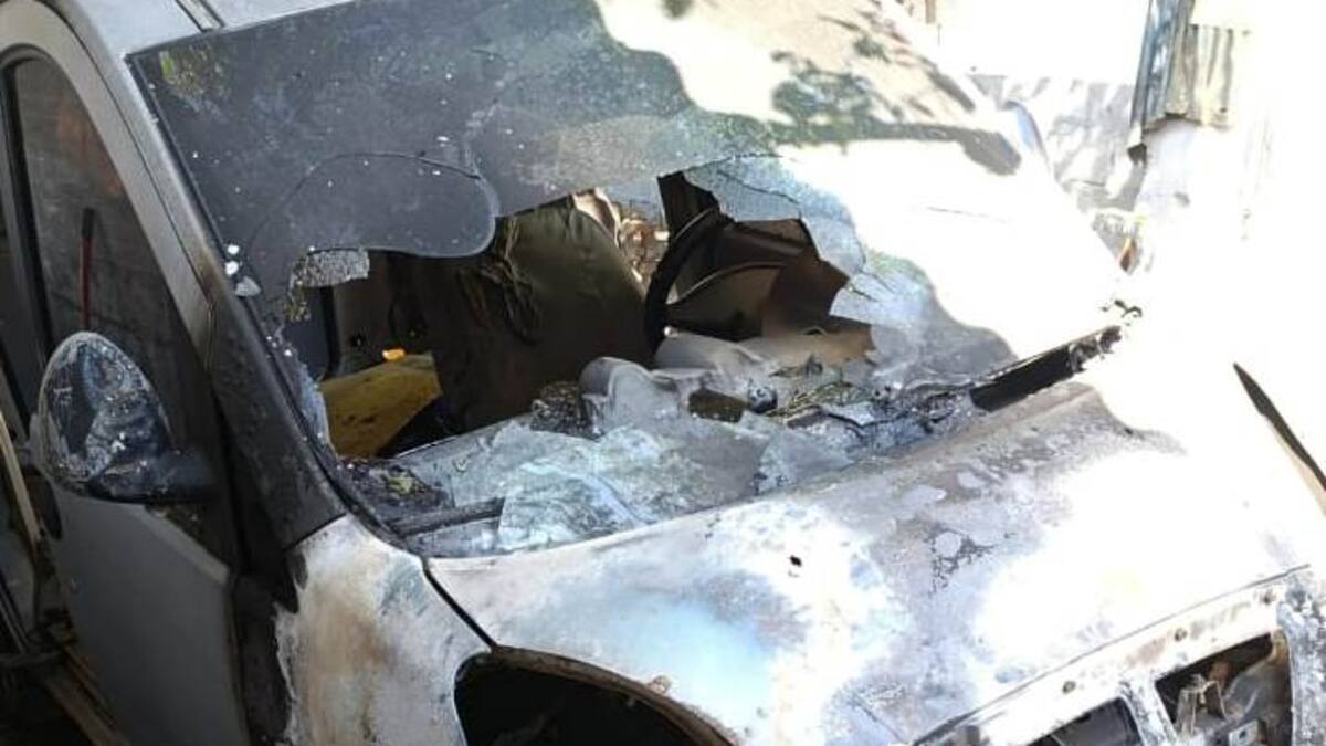 Tres vehículos destruidos por incendio en el barrio El Bosque de Cartagena