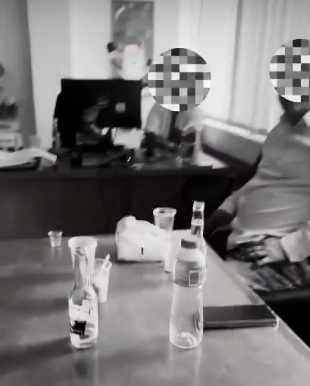 La rumba fue en horas de la mañana, en horario de atención al público. Foto | Captura de pantalla de video del alcalde