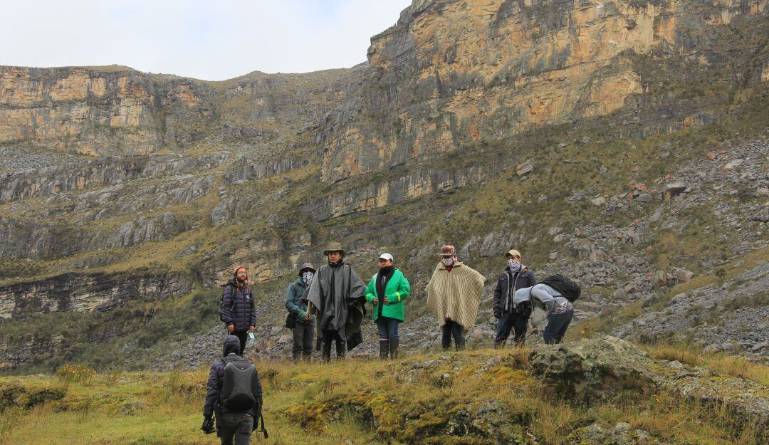 El páramo de Almorzadero tiene un contingente de habitantes que velan por sus cóndores y su vegetación, sus historias son sus escuderos