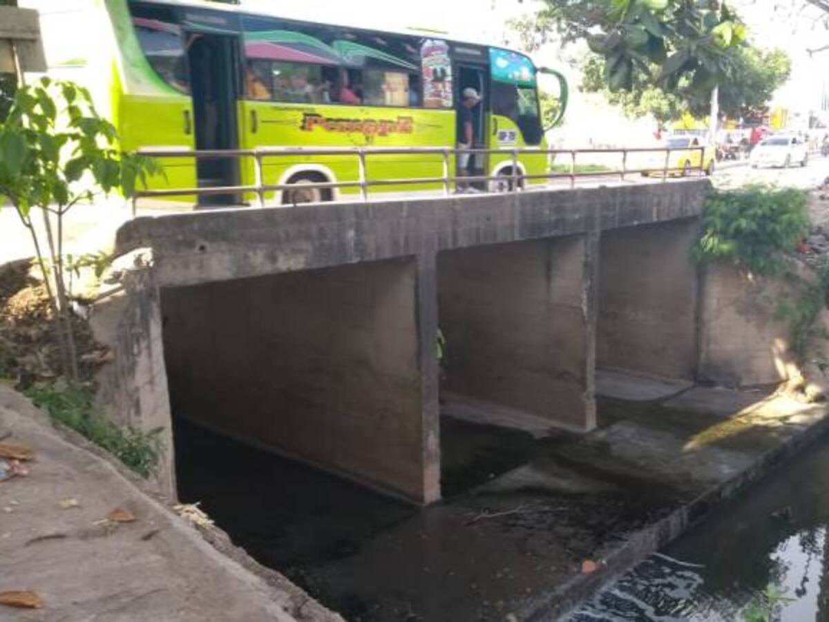 A punto de colapsar puente que une dos barrios en Cartagena