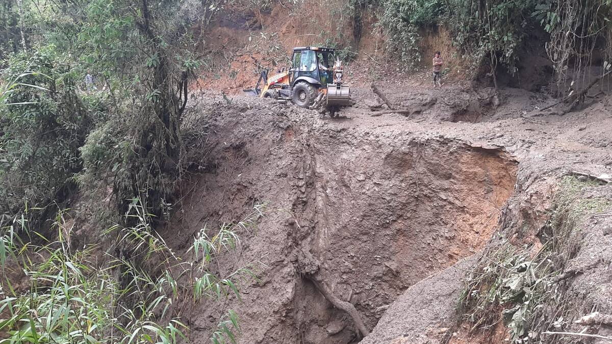 Afectados por inundación de vía en La Tebaida, Quindío