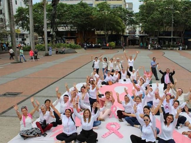 En la plaza de Bolívar mujeres con cáncer de la Fundación Lazo Rosa y lucha contra la enfermedad
