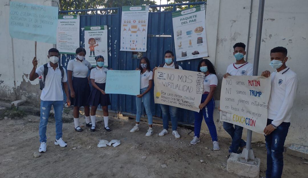 Con un plantón, estudiantes de 10 y 11° hicieron un llamado al distrito