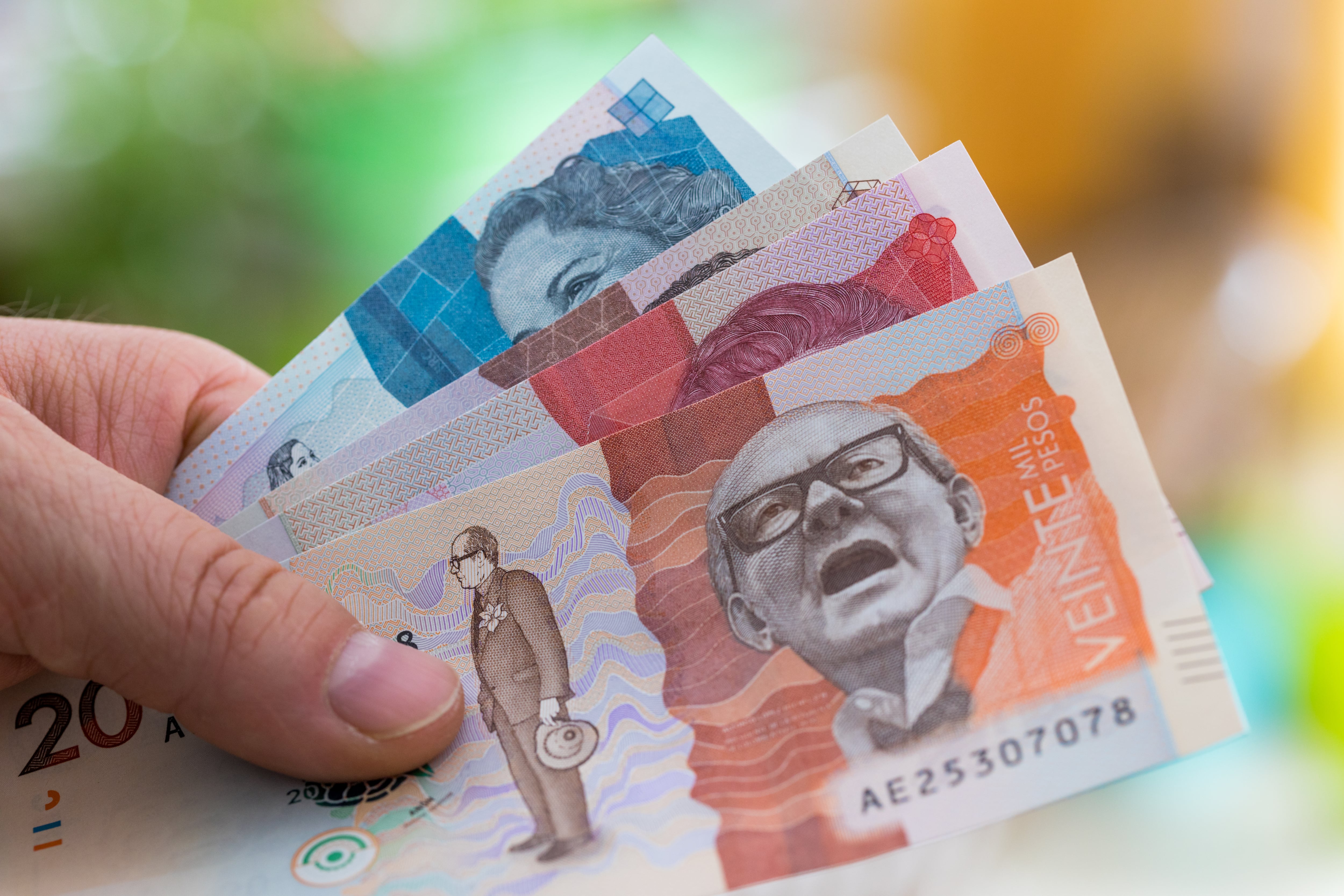 Dinero en Colombia. Imagen de referencia vía Getty Images