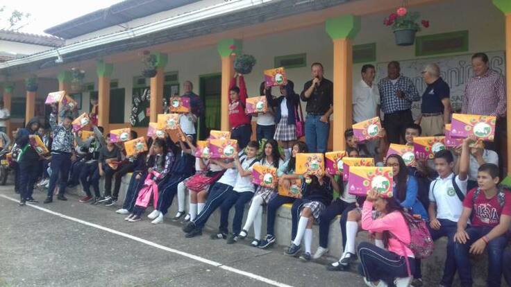 600 kits escolares recibieron estudiantes de la zona rural de Circasia Quindío
