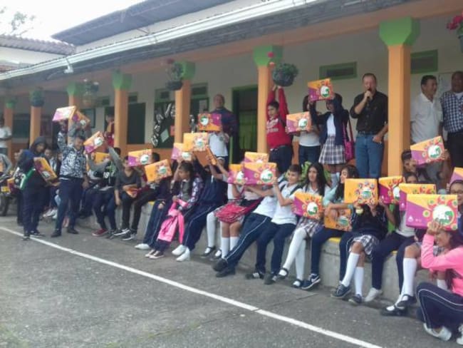 600 kits escolares recibieron estudiantes de la zona rural de Circasia Quindío
