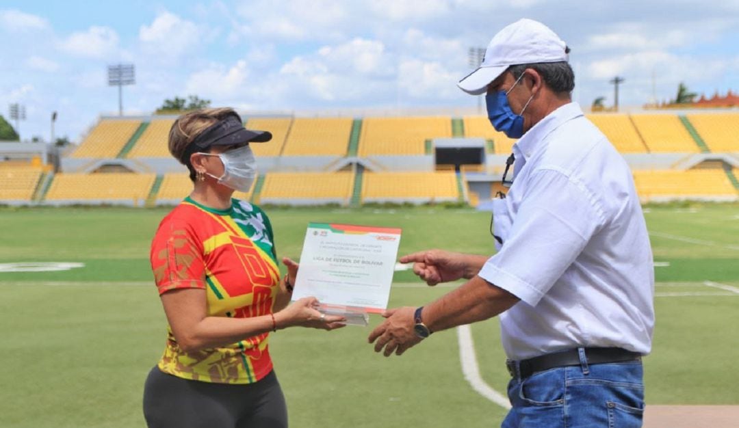 También hubo diplomas de reconocimiento a cuatro clubes deportivos y menciones de honor a dos veteranos del fútbol local