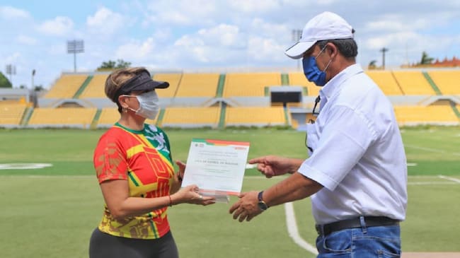 También hubo diplomas de reconocimiento a cuatro clubes deportivos y menciones de honor a dos veteranos del fútbol local