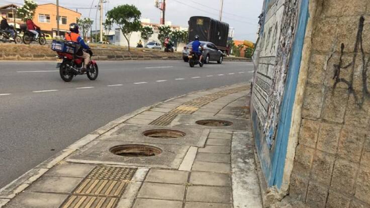Se robaron las tapas de las alcantarillas en los andenes de la autopista