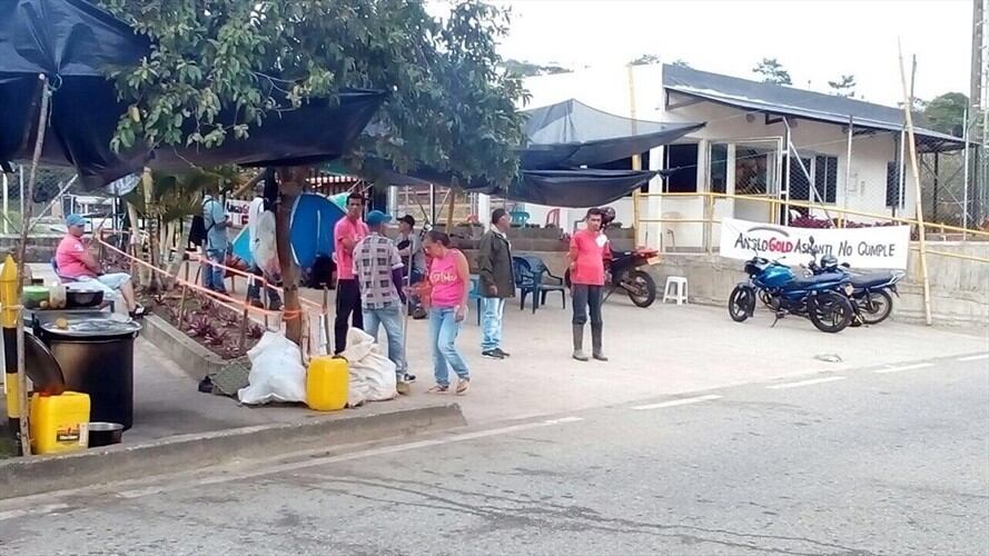 Mineros de San Roque en paro desbloquearon el ingreso de la AngloGold Ashanti. Foto: Cortesía
