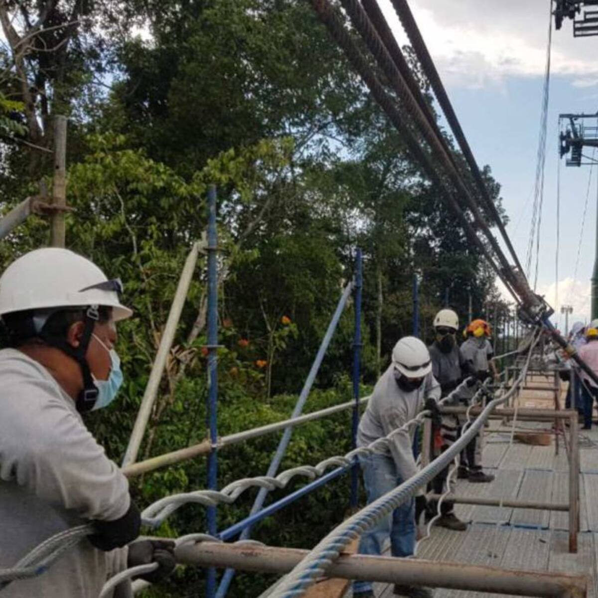 Inician instalación del cable portador de cabinas del Megacable de Pereira