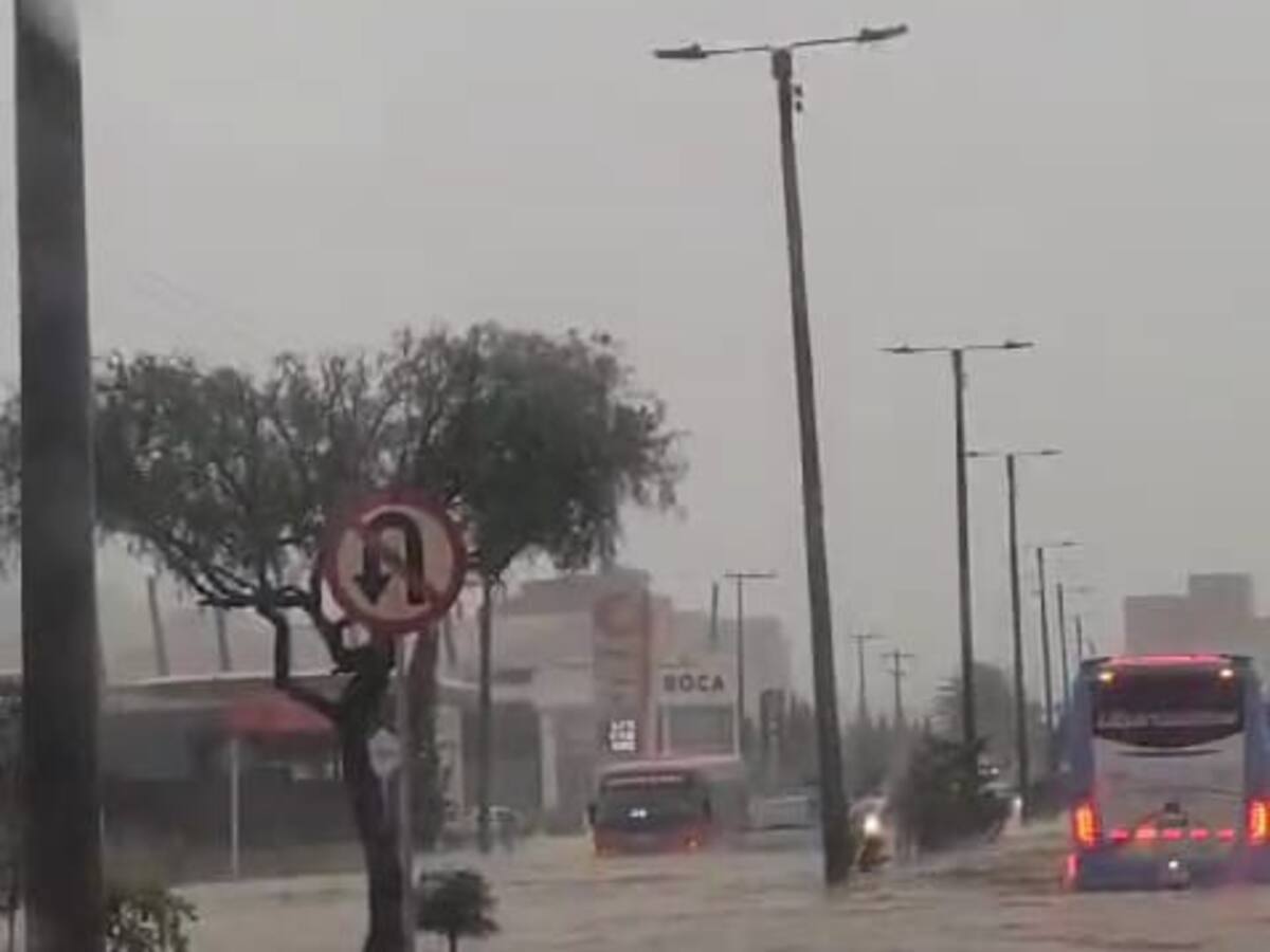 Emergencia en Sogamoso: Inundaciones en el norte de la ciudad dejan vehículos atrapados