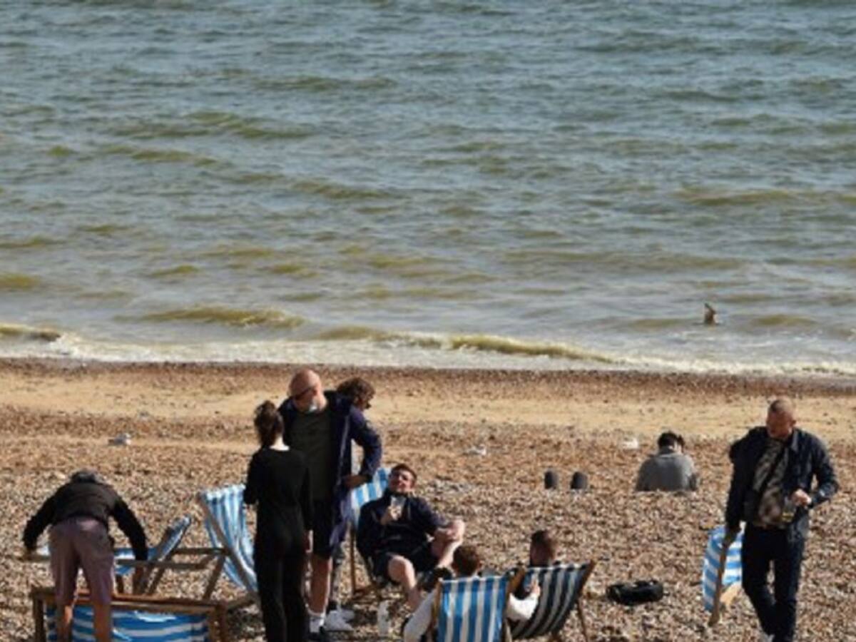 Ingleses disfrutan de su primer fin de semana con más libertad pese a COVID